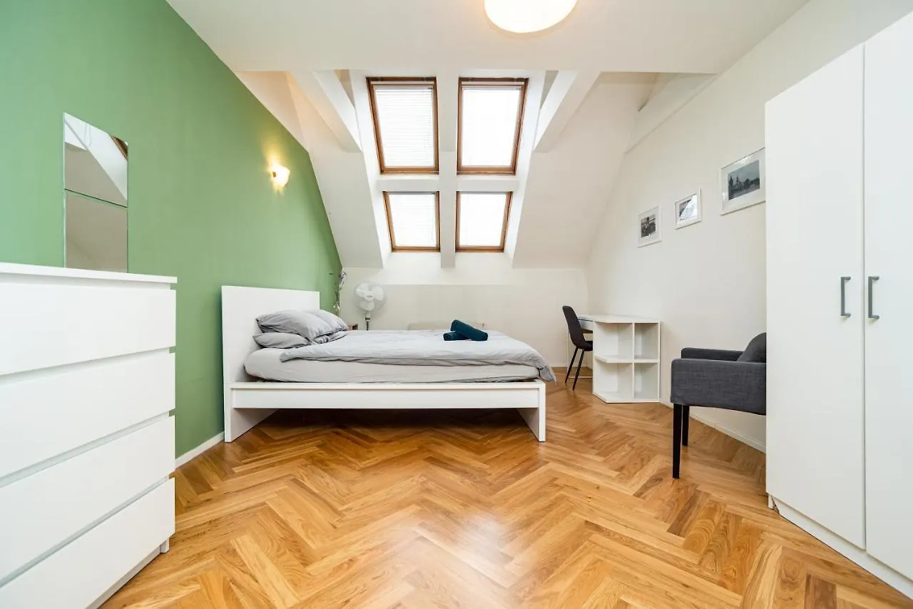 Central, Spacious, Modern 5 Bedrm Duplex W/Balcony Praga 0*,  Repubblica Ceca