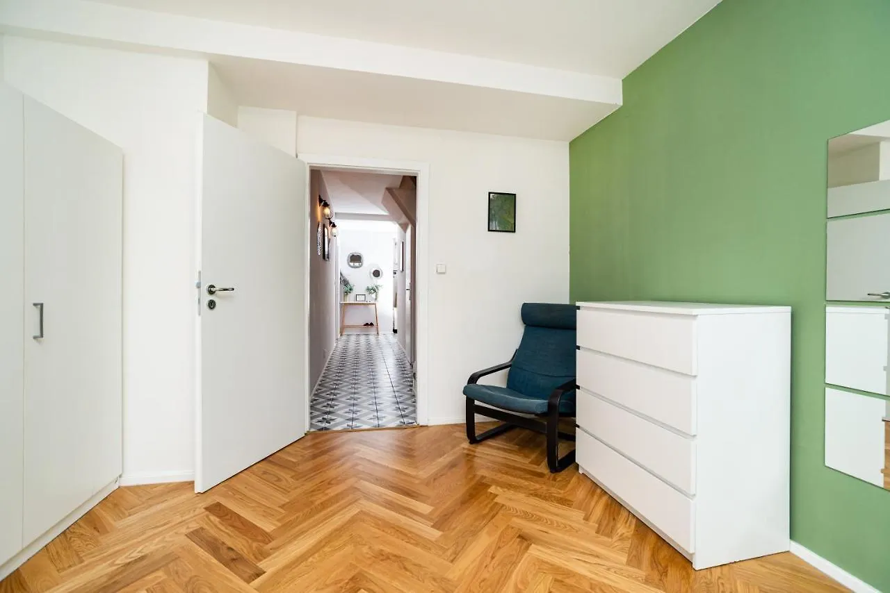 Central, Spacious, Modern 5 Bedrm Duplex W/Balcony Praga Appartamento