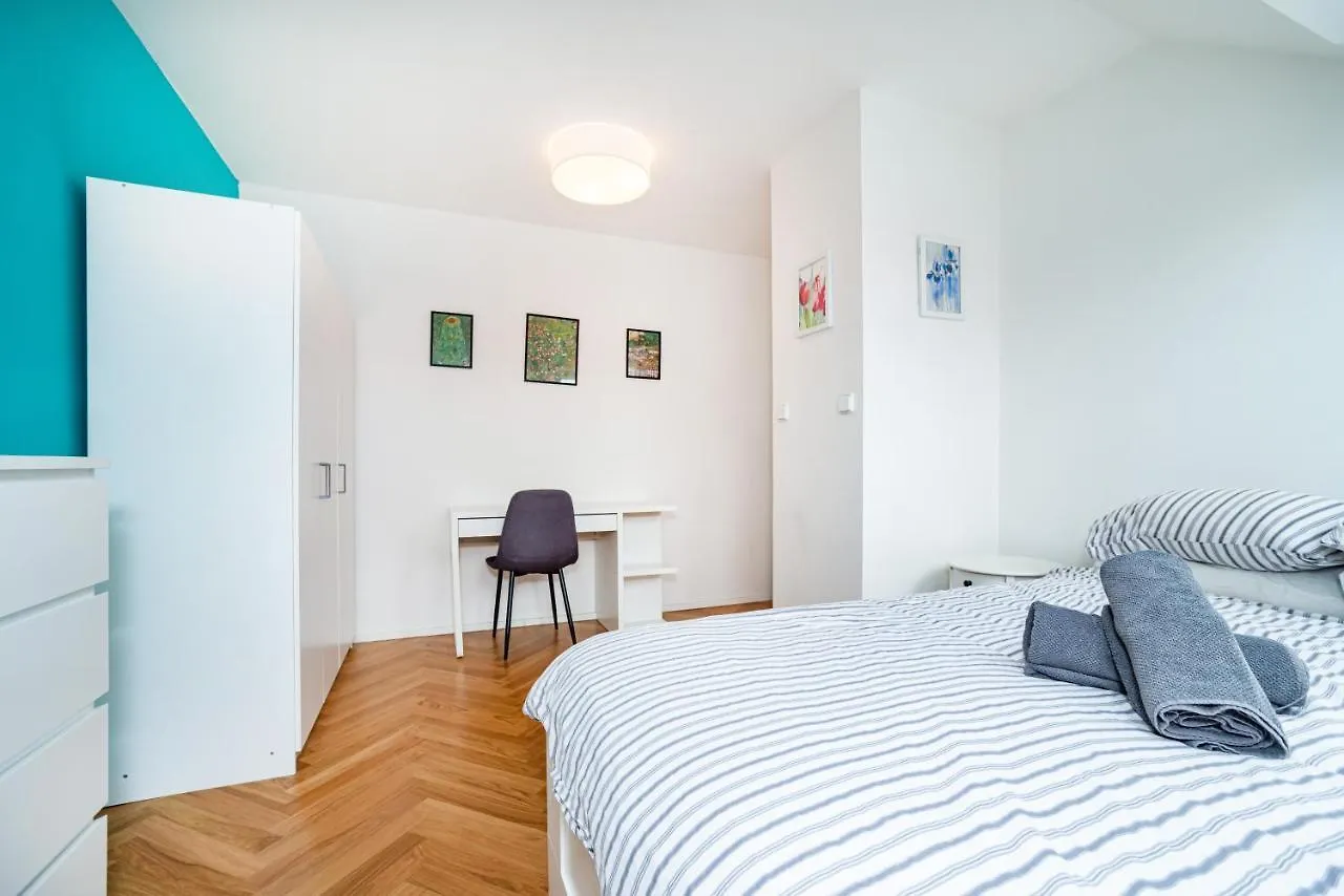 Central, Spacious, Modern 5 Bedrm Duplex W/Balcony Prag Apartment