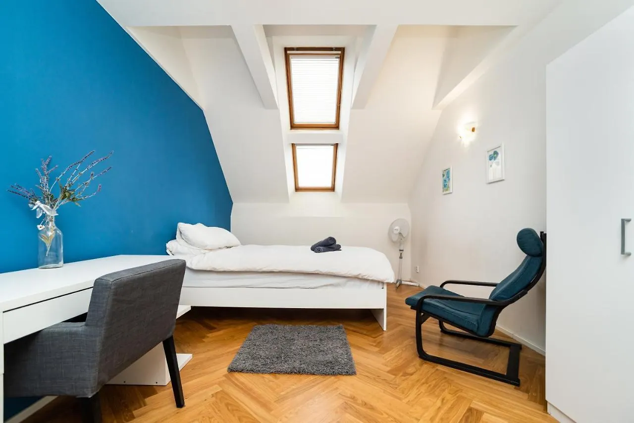Apartment Central, Spacious, Modern 5 Bedrm Duplex W/Balcony Prag